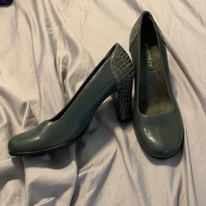 NWOT Aerosol grey round toe pump.